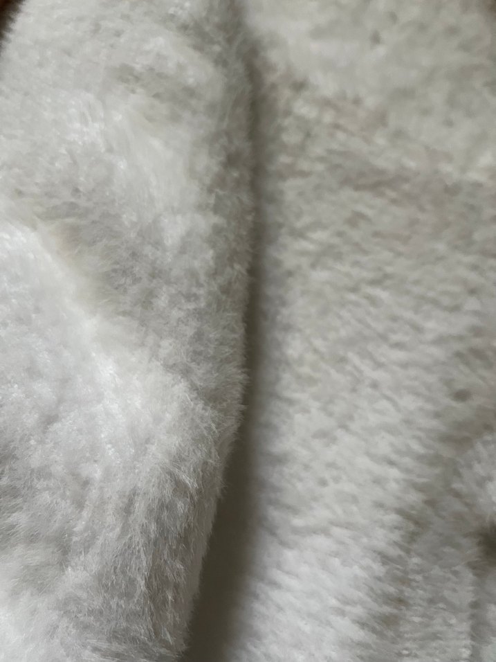 Beyaz Tüylü Kadın Kazak - Görsel 4