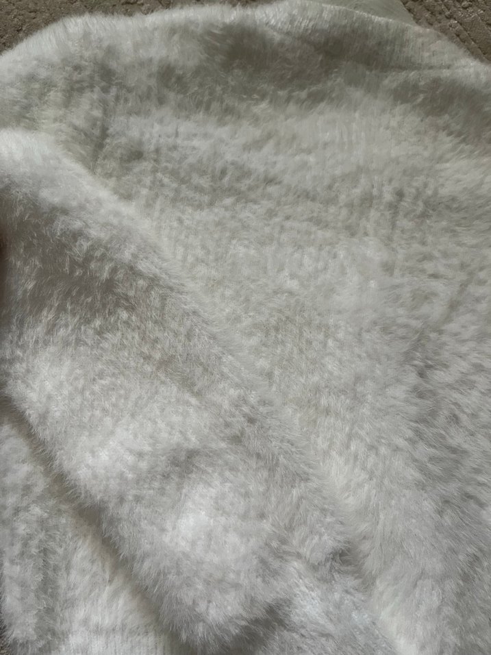 Beyaz Tüylü Kadın Kazak - Görsel 2