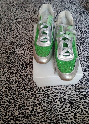 Gizli topuk yeşil spor ayakkabı