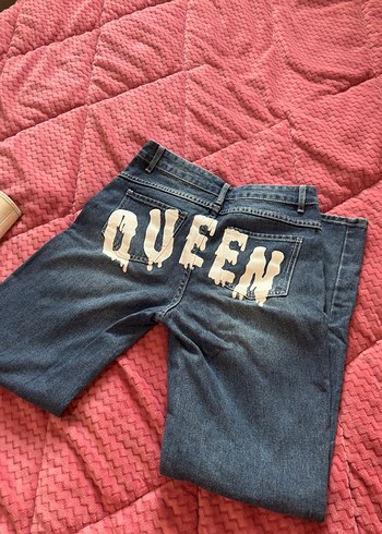 Mavi Mini Kot Pantolon - Queen Baskılı, Düğmeli - Görsel 5