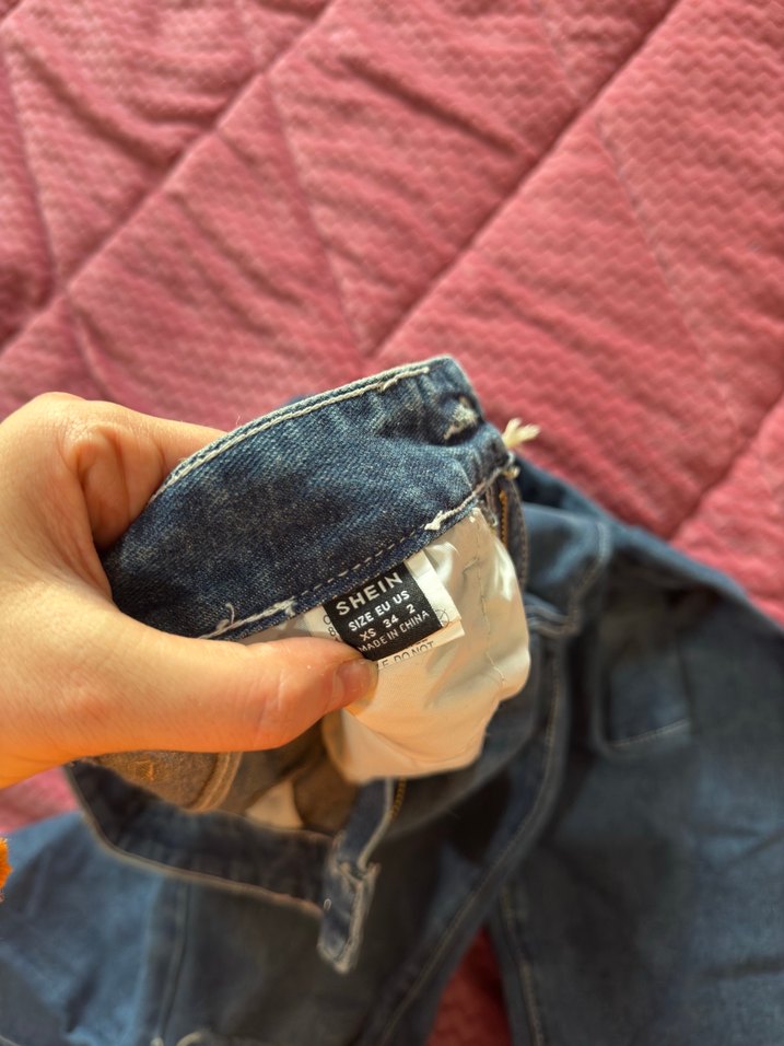 Mavi Mini Kot Pantolon - Queen Baskılı, Düğmeli - Görsel 3