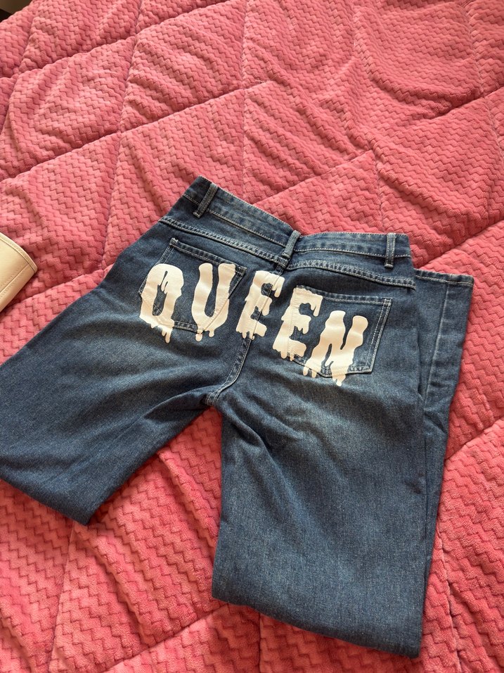 Mavi Mini Kot Pantolon - Queen Baskılı, Düğmeli - Görsel 5