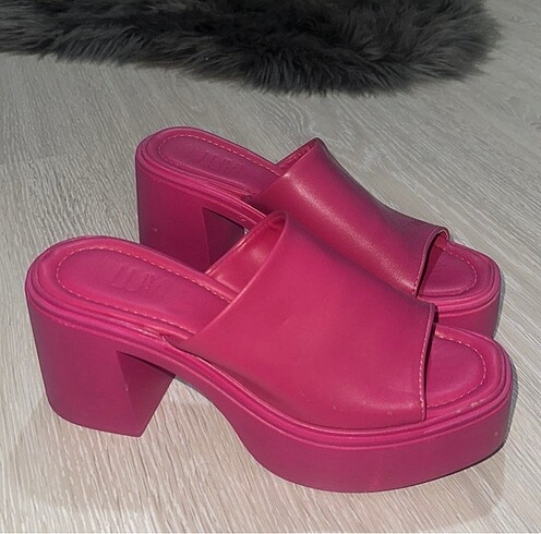 Pembe Ayakkabı, Terlik