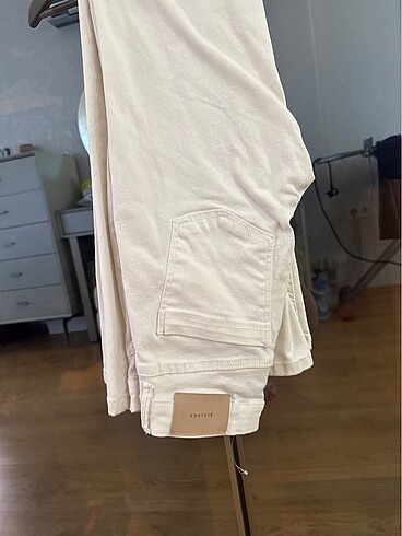 Bershka beyaz kot pantolon.