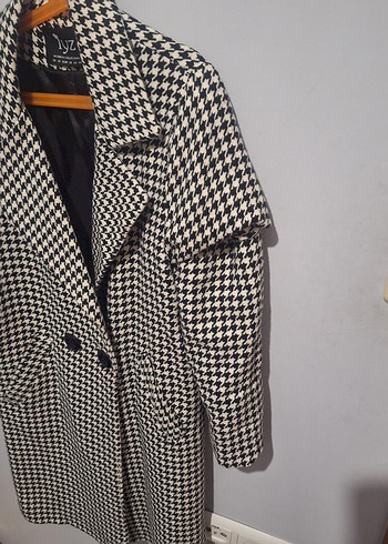 Düğmeli Siyah Beyaz Desenli ince Kadın Kaban - Görsel 4