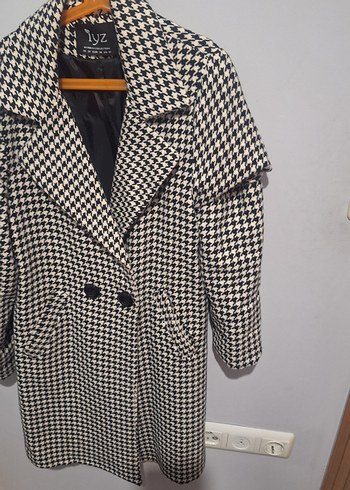 Düğmeli Siyah Beyaz Desenli ince Kadın Kaban - Görsel 3