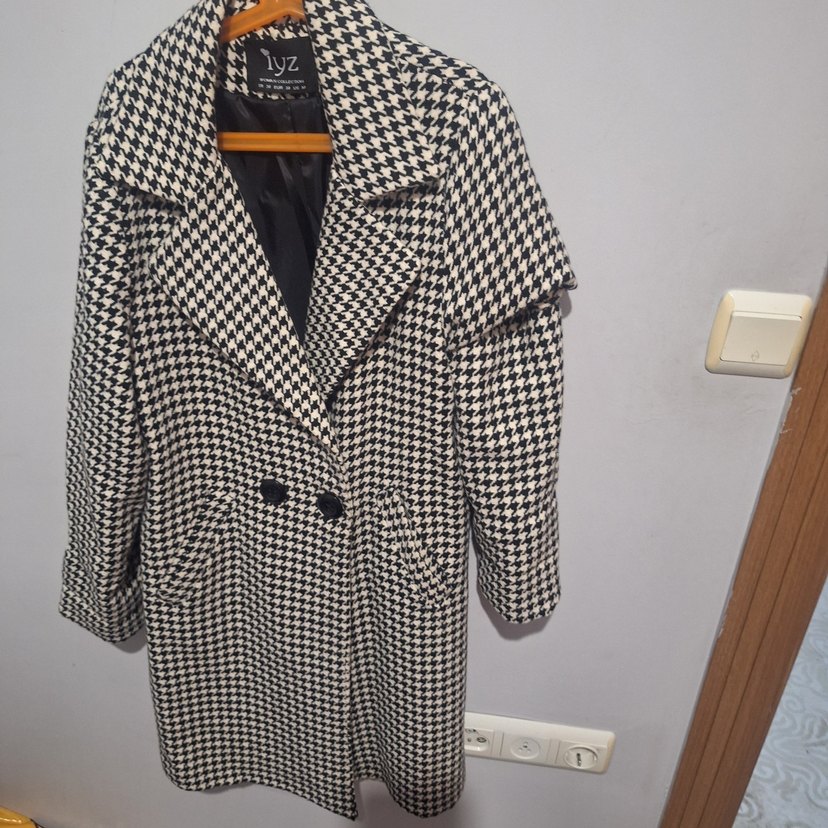 Düğmeli Siyah Beyaz Desenli ince Kadın Kaban - Görsel 3