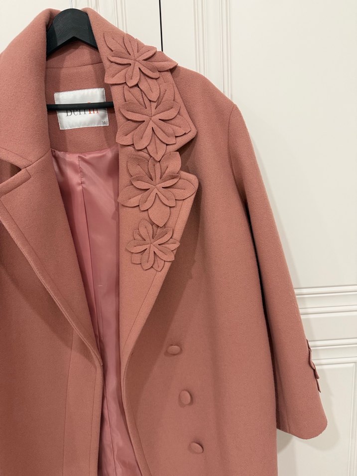 Çiçek İşlemeli Düğmeli Uzun Kadın Kaban - Görsel 3