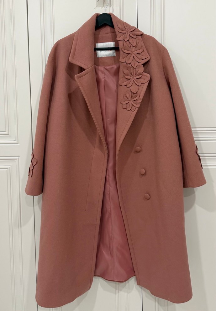 Çiçek İşlemeli Düğmeli Uzun Kadın Kaban - Görsel 2