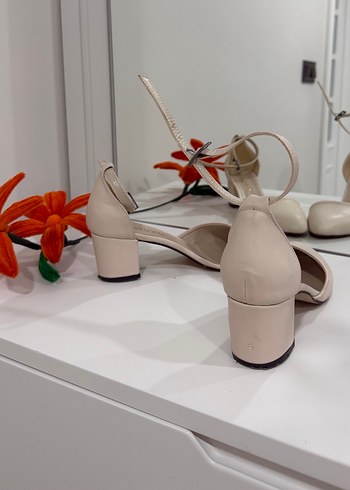 Beyaz Tokalı Kadın Topuklu Ayakkabı - Görsel 3