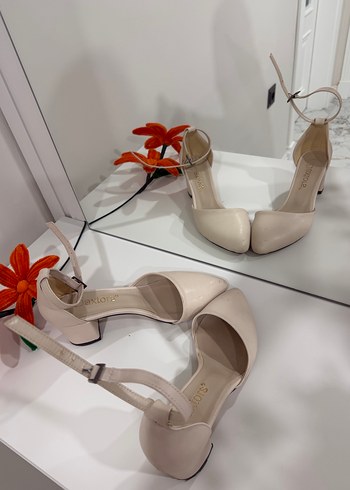 Beyaz Tokalı Kadın Topuklu Ayakkabı - Görsel 2