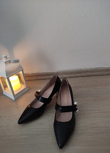 38 Beden Siyah inci detaylı stiletto