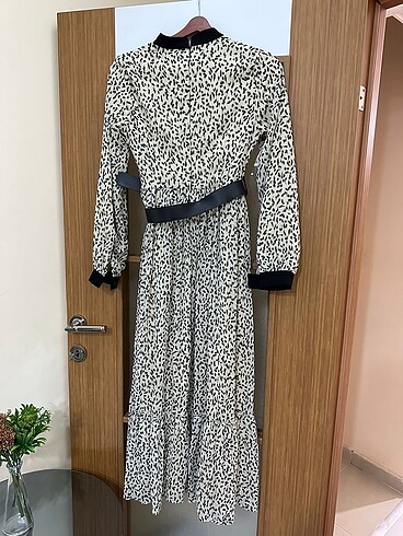 Diğer Siyah beyaz desenli kemerli elbise