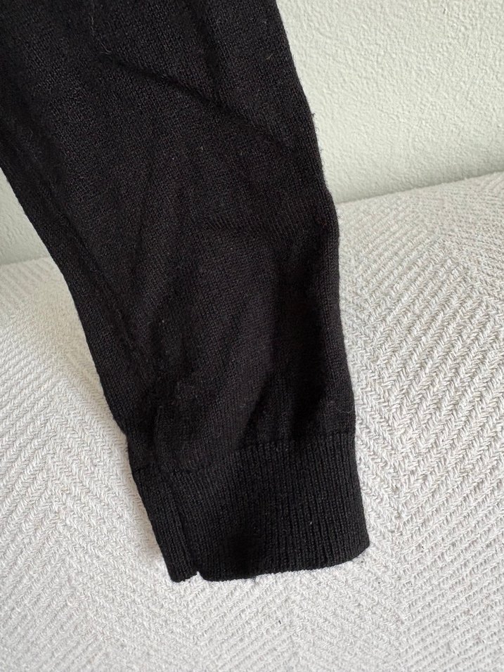 Düğmeli Siyah V Yaka Kadın Hırka - Görsel 2