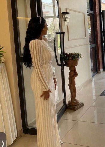 Uzun Kollu Beyaz Piliseli Abiye Elbise - Görsel 3