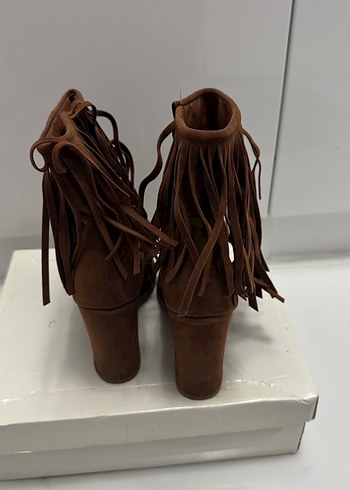 Püsküllü Kahverengi Süet Topuklu Kadın Bot - Görsel 5