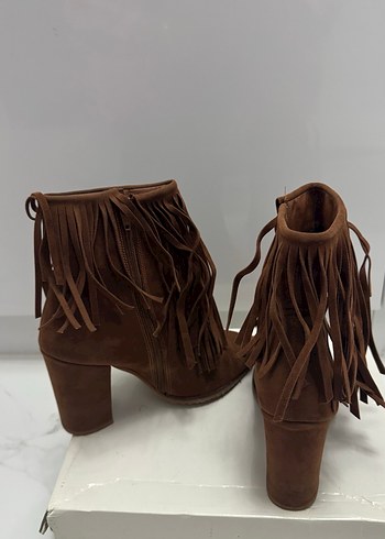 Püsküllü Kahverengi Süet Topuklu Kadın Bot - Görsel 2