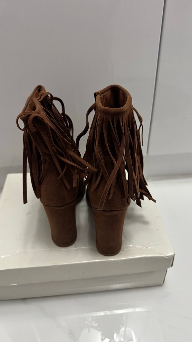 Püsküllü Kahverengi Süet Topuklu Kadın Bot - Görsel 5