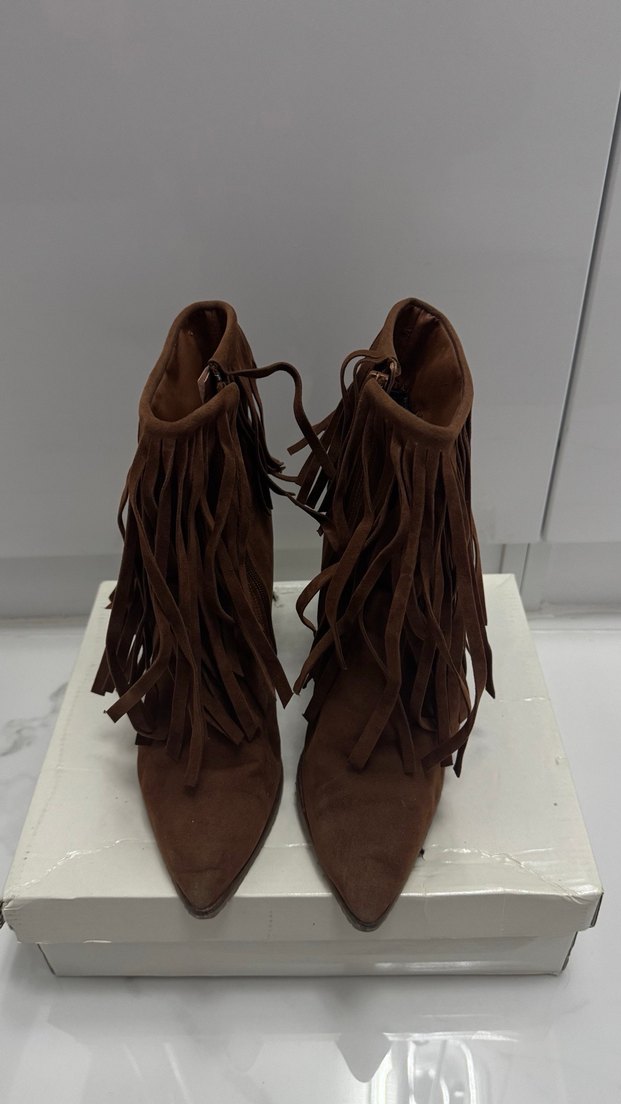 Püsküllü Kahverengi Süet Topuklu Kadın Bot - Görsel 4