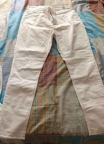 42 Beden Beyaz DeFacto pantolon ve beyaz üst ister tek ister ikisini al 