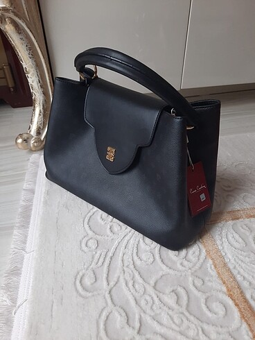 Pierre Cardin Çanta etiketi üzerinde