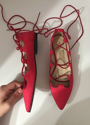 Kırmızı süet bağcıklı babet koton