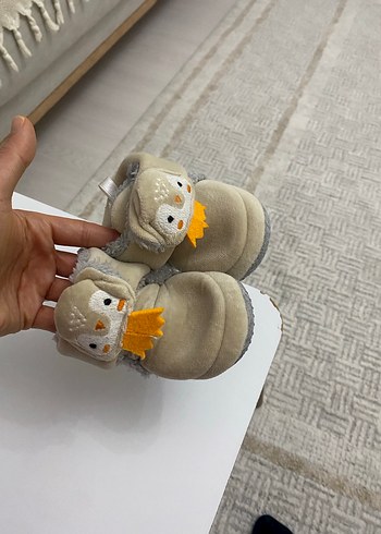 Kürklü Nakışlı Bej Erkek Çocuk Ev Terliği - Görsel 2