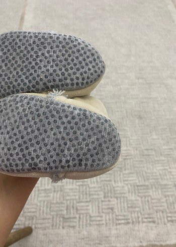 Kürklü Nakışlı Bej Erkek Çocuk Ev Terliği - Görsel 3