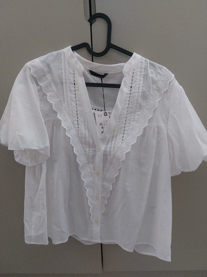 Dantel Detaylı Beyaz V Yaka Kadın Gömlek - Görsel 4