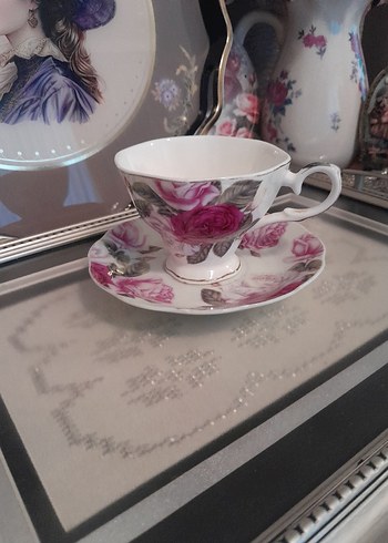 Pembe Güllü Çay Fincanı ve Tabağı