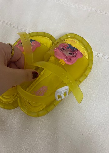 Sarı Baskılı Kız Çocuk Sandalet 26-27 numara - Görsel 3