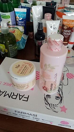 Güllü maske ve gül suyu