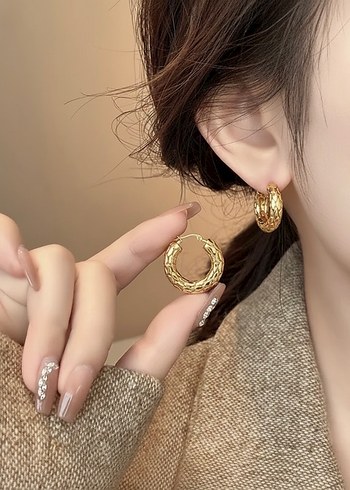 Altın Renk Mini Yılan Desenli Halka Küpe - Görsel 3