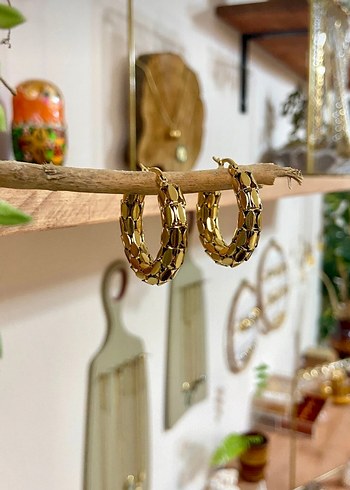 Altın Renk Mini Yılan Desenli Halka Küpe - Görsel 2