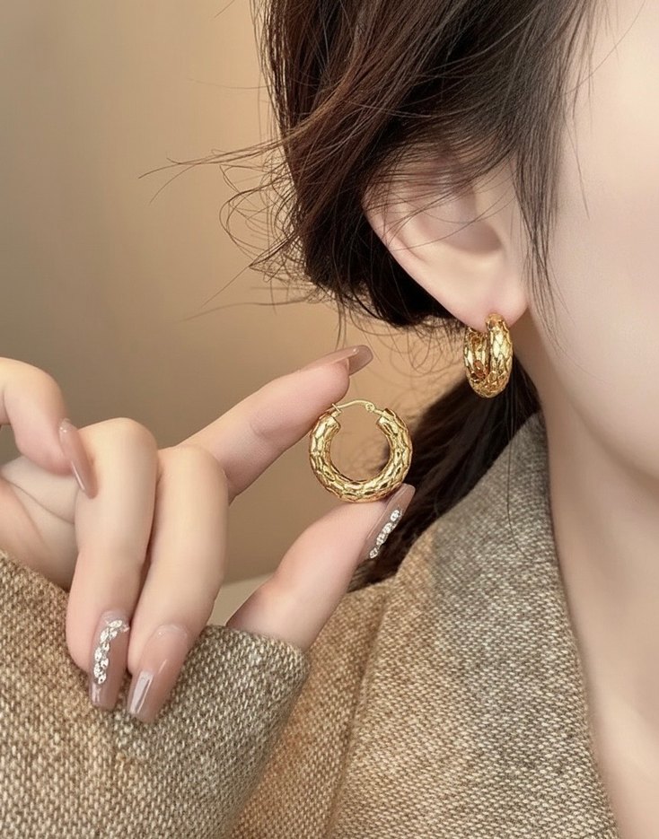 Altın Renk Mini Yılan Desenli Halka Küpe - Görsel 3