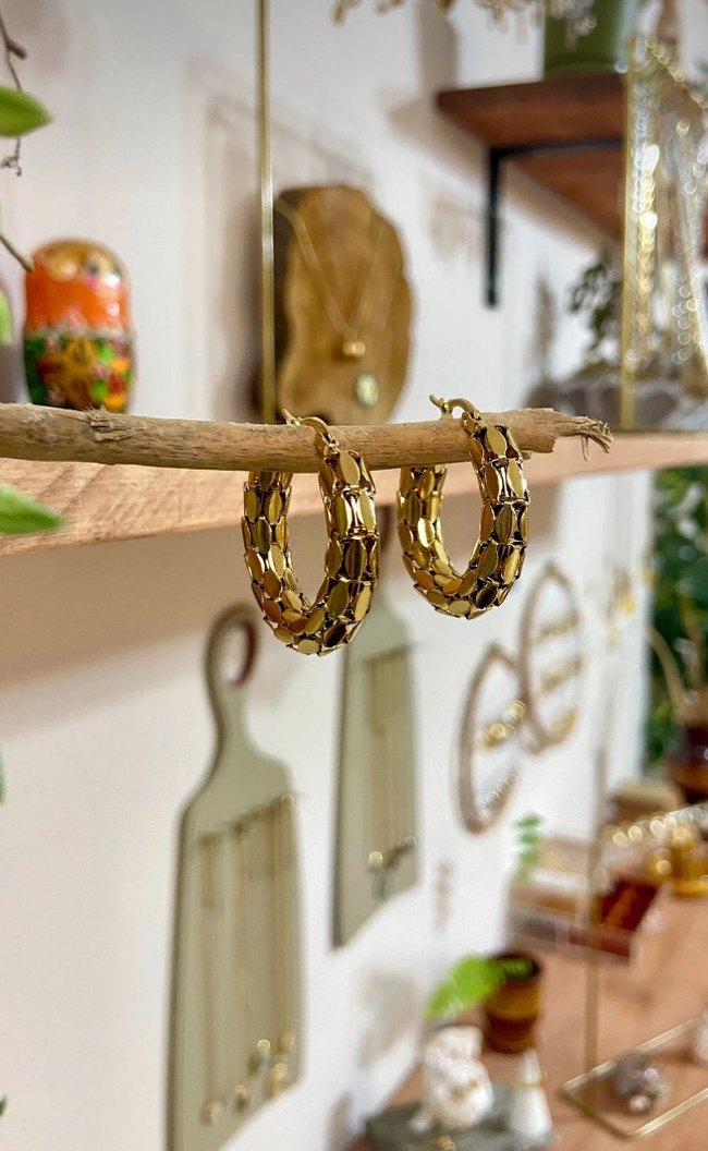 Altın Renk Mini Yılan Desenli Halka Küpe - Görsel 2