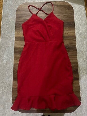 Kırmızı sırtı çapraz askılı elbise