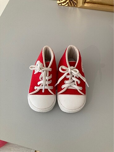 Kırmızı converse