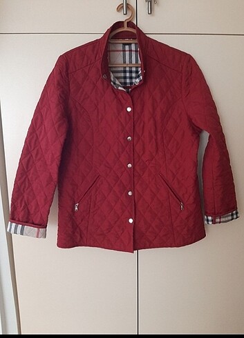 Zara marka kapitoneli kırmızı mont.