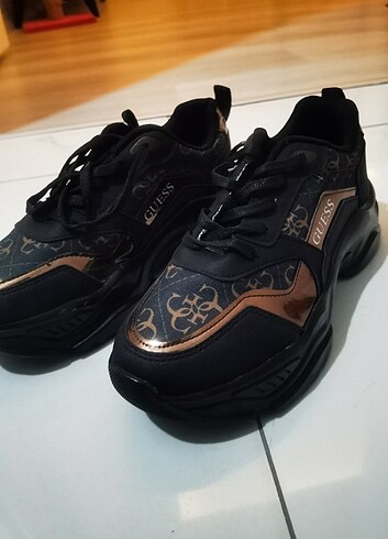 38 no sneaker