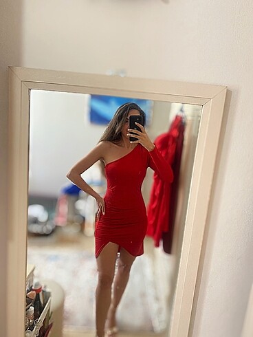 Kırmızı mini tek omuz elbise