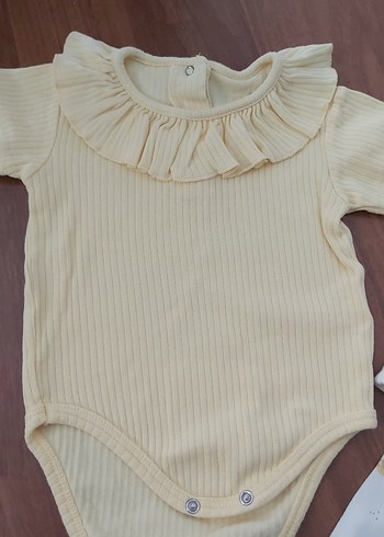 Sarı Fırfırlı Kız Bebek Kısa Kollu Takım - Görsel 2