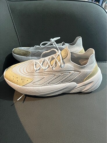 Adidas ozelia