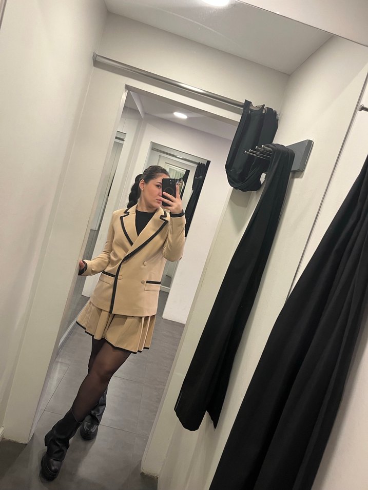 Bej Düğmeli Mini Kadın Takım - Görsel 4