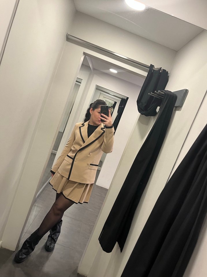 Bej Düğmeli Mini Kadın Takım - Görsel 3