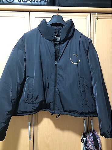 Hm smiley crop mont universal bomber