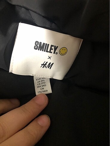 universal Beden Hm smiley crop mont universal bomber