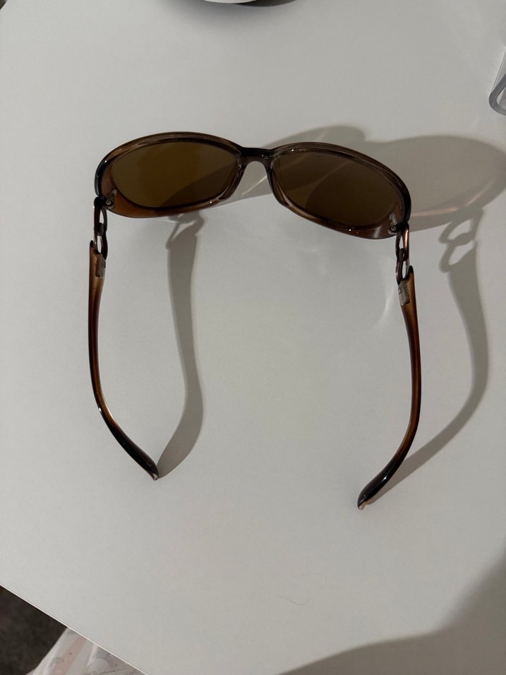Klasik Tarzda Koyu Kahverengi Kadın Güneş Gözlüğü - Görsel 3