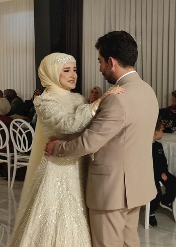 Uzun Kollu İşlemeli Krem Nişan Elbisesi - Görsel 3