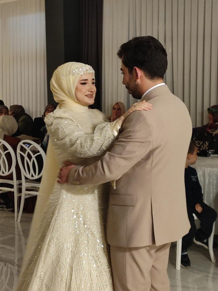 Uzun Kollu İşlemeli Krem Nişan Elbisesi - Görsel 3